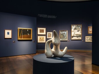 Installationsansicht der Ausstellung RENDEZVOUS DER TRÄUME. Surrealismus und deutsche Romantik, 13. Juni bis 12. Oktober 2025, Foto: Fred Dott