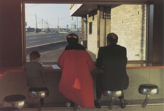 Dan Graham (1942–2022) Homes For America, Highway Restaurant, Family Group, 1966–74/1989, Hamburger Kunsthalle, Kupferstichkabinett © 1989 Estate of Dan Graham, Foto: Christoph Irrgang