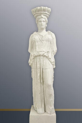 Gipskulptur aus dem 19.Jh. einer stehenden Frau in antikem griechischem Gewand mit Kopfschmuck und tragender Funktion