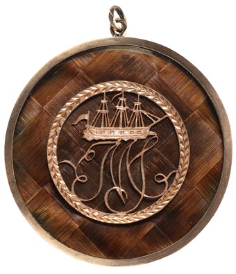 Monogramm »JMJ« auf Haargeflecht (Rückseite eines Herrenporträts), um 1800 Vergoldetes Metall auf Haar, Ø 5,3 cm Hamburger Kunsthalle / bpk © Hamburger Kunsthalle Foto: Birgitt Schmedding