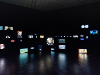 Ho Tzu Nyen (*1976), T for Time: Timepieces (Installationsansicht, Hamburger Kunsthalle, 2025–2026), 2023– fortlaufend, © Victor&Simon – Grégoire d’Ablon, Courtesy of the artist, Kiang Malingue und neugerriemschneider, Foto: Fred Dott