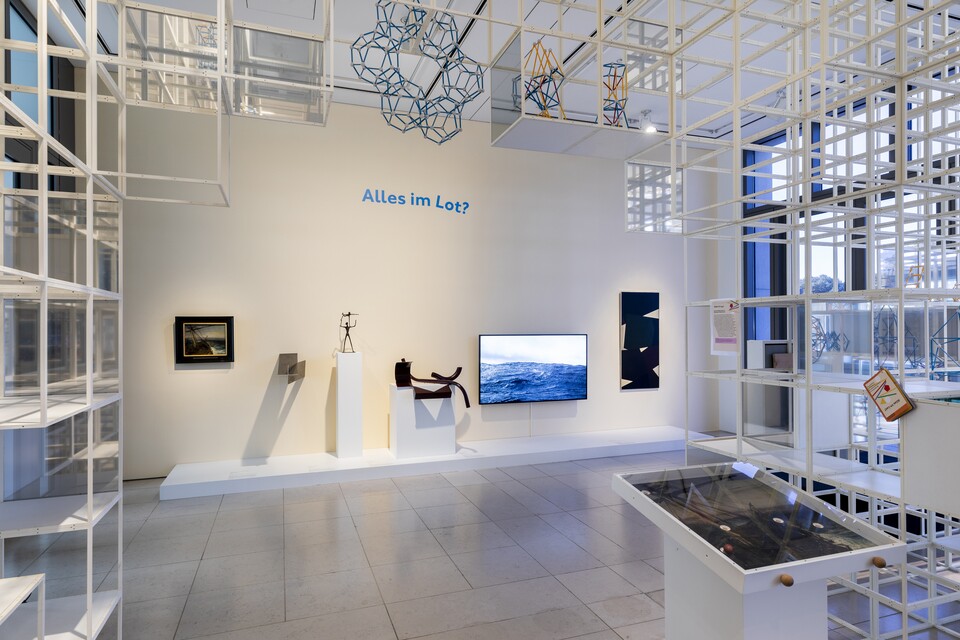 Raumansicht: Familienausstellung »Alles im Lot?« im Hamburger Kinderzimmer mit der ortsspezifischen Rauminstallation  von Olafur Eliasson (*1967) sowie den Kunstwerken (v.l.n.r): Jean Antoine Théodore Gudin (1802–1880), Segler im Sturm, 1837; © Hamburger Kunsthalle/bpk Bodo Baumgarten (*1940), Ohne Titel, 1978; © Bodo Baumgarten Ellen Sieveking (1901–1993), Schwedische Geschwister, 1953/54; © Die Rechtsnachfolge konnte nicht ermittelt werden. Anthony Caro (1924–2013), Table Piece LVIII, 1968; © Barford Scul