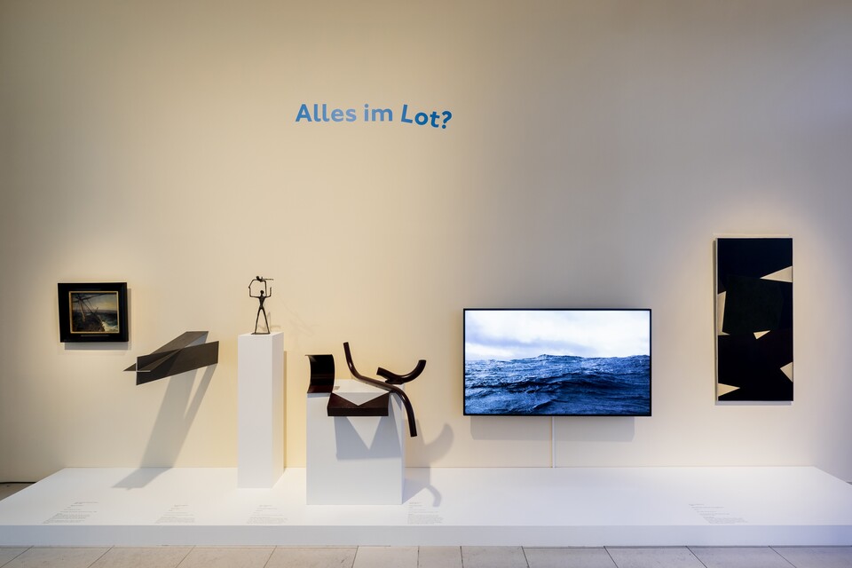 Raumansicht: Familienausstellung »Alles im Lot?« im Hamburger Kinderzimmer. Kunstwerke (v.l.n.r): Jean Antoine Théodore Gudin (1802–1880), Segler im Sturm, 1837; © Hamburger Kunsthalle/bpk Bodo Baumgarten (*1940), Ohne Titel, 1978; © Bodo Baumgarten Ellen Sieveking (1901–1993), Schwedische Geschwister, 1953/54; © Die Rechtsnachfolge konnte nicht ermittelt werden.  Anthony Caro (1924–2013), Table Piece LVIII, 1968; © Barford Sculptures Ltd Julius von Bismarck (*1983), Den Himmel muss man sich wegdenken, 2014