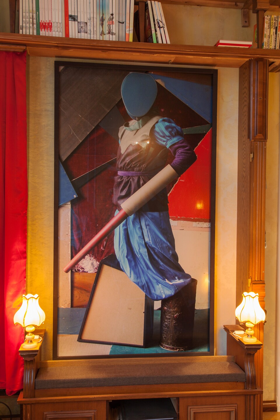 Thorsten Brinkmann (*1971) Salon Livresque (Detail), 2014 Rauminstallation, C-Prints, Fund-stücke, Künstlerbücher, Harz, Farbe, Tee, Kaffee, Stoffe, Teppiche u.a., gesamt 3,8 x 4,5 x 7,5 m © VG Bild-Kunst, Bonn 2023 Foto: Thorsten Brinkmann