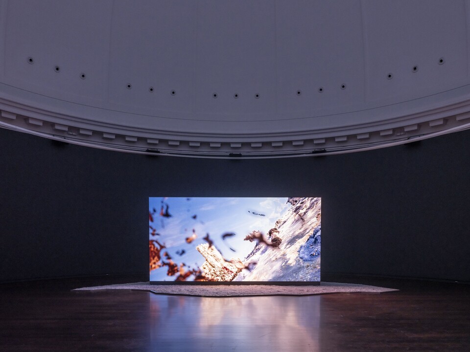 Installationsansicht der Ausstellung The Ephemeral Lake – Eine digitale Installation von Jakob Kudsk Steensen, 12. April bis 27. Oktober 2024, Hamburger Kunsthalle  © Courtesy the artist  © Hamburger Kunsthalle,  Foto: Christoph Irrgang Installationsansicht der Ausstellung The Ephemeral Lake – Eine digitale Installation von Jakob Kudsk Steensen, 12. April bis 27. Oktober 2024, Hamburger Kunsthalle  © Courtesy the artist  © Hamburger Kunsthalle,  Foto: Christoph Irrgang