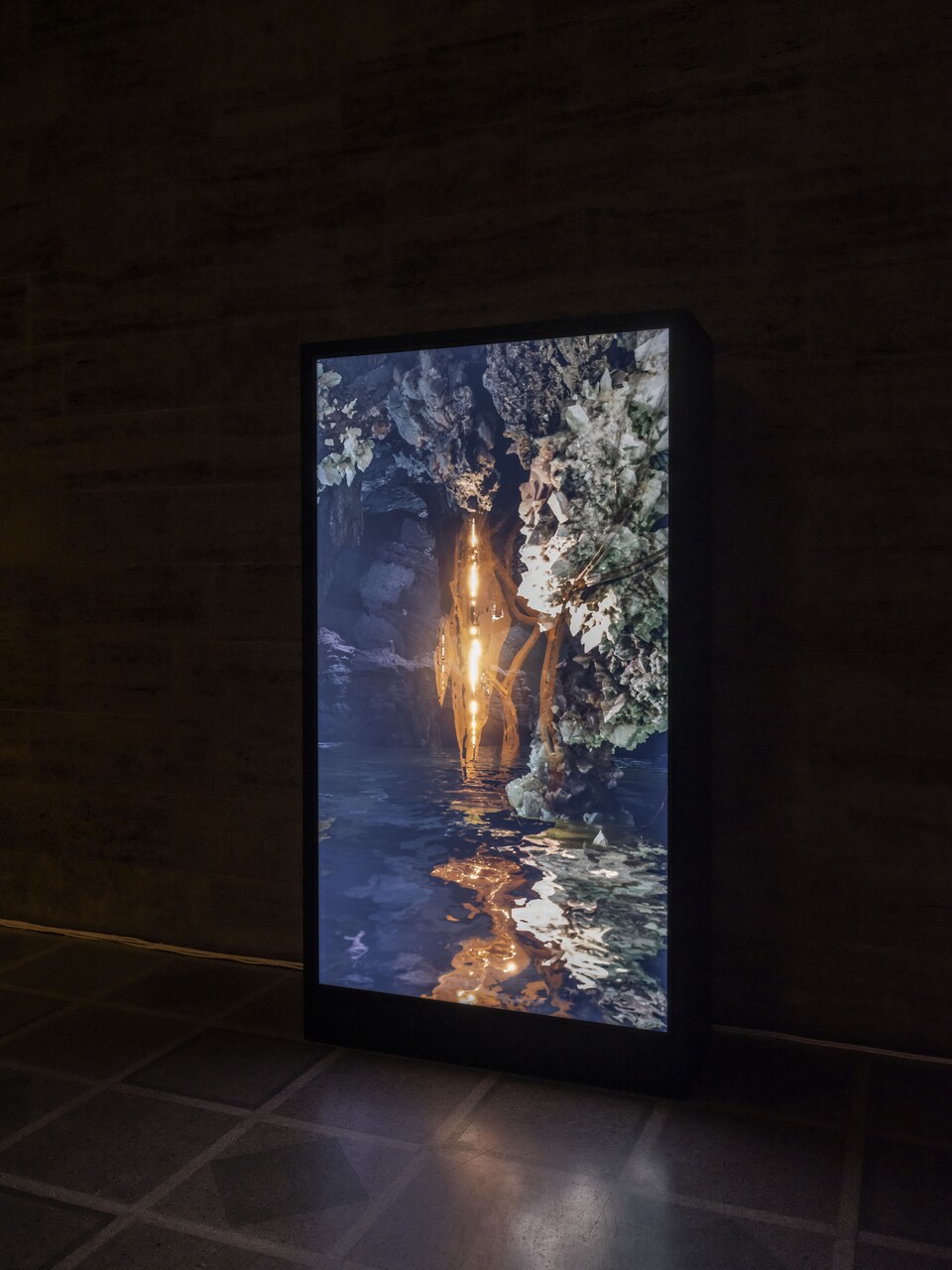 Installationsansicht der Ausstellung The Ephemeral Lake – Eine digitale Installation von Jakob Kudsk Steensen, 12. April bis 27. Oktober 2024, Hamburger Kunsthalle  © Courtesy the artist  © Hamburger Kunsthalle,  Foto: Christoph Irrgang Installationsansicht der Ausstellung The Ephemeral Lake – Eine digitale Installation von Jakob Kudsk Steensen, 12. April bis 27. Oktober 2024, Hamburger Kunsthalle  © Courtesy the artist  © Hamburger Kunsthalle,  Foto: Christoph Irrgang