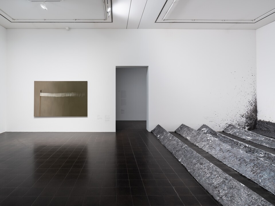 Ausstellungsansicht ISA MONA LISA, links: Hyon-Sook Song (*1952), 7 Brushstrokes, 2024; rechts: Richard Serra (*1939), Measurements of Time, Seeing is Believing, 1996, beide © VG Bild-Kunst, Bonn 2025, Foto: Fred Dott