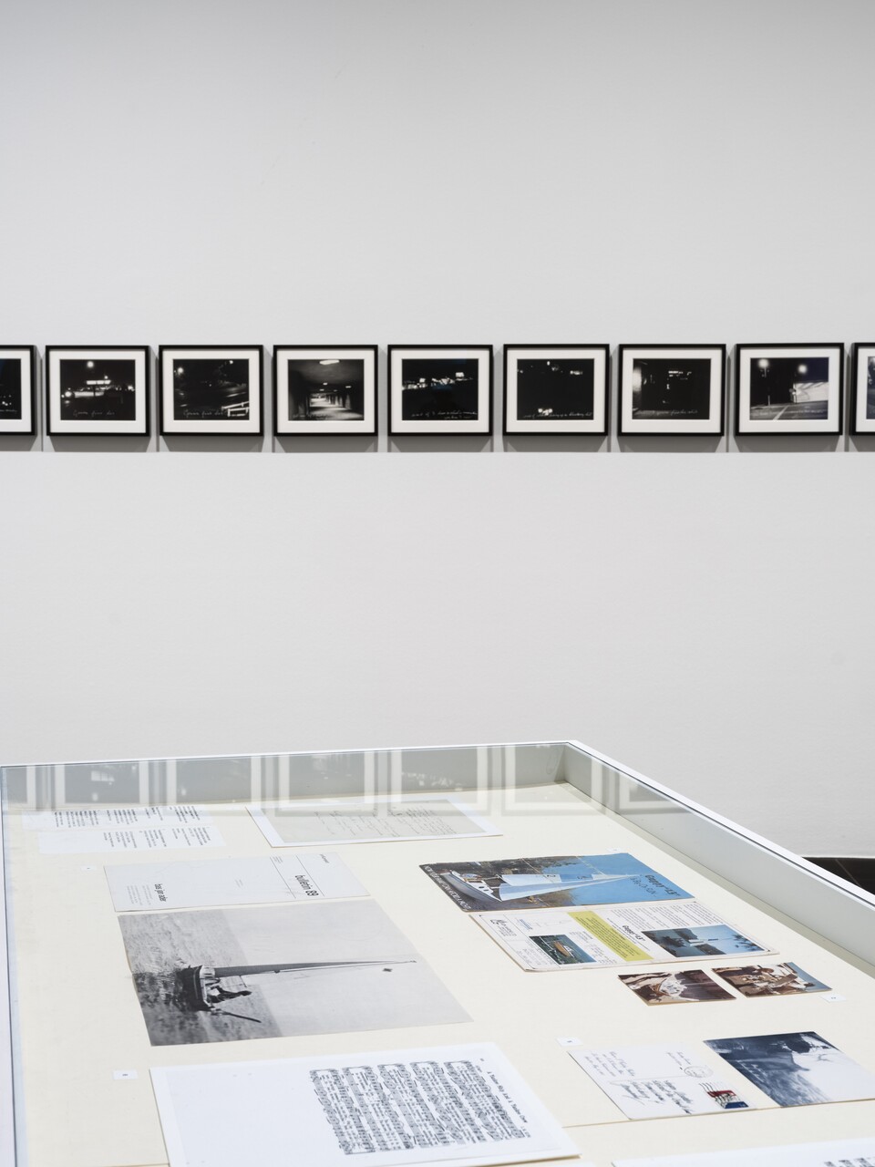 Ausstellungsansicht BAS JAN ADER. I’m searching…, Hamburger Kunsthalle, 2025 © The Estate of Bas Jan Ader / Mary Sue Ader Andersen / VG Bild-Kunst, Bonn 2025. Courtesy of Meliksetian | Briggs, Dallas, Foto: Fred Dott
