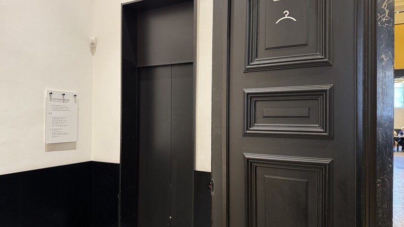 Stille Stunde in der Sammlung der Hamburger Kunsthalle, Aufzug