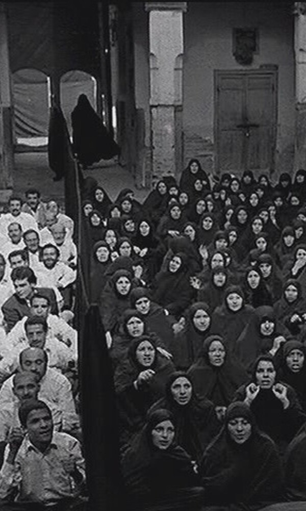 Shirin Neshat (*1957), Fervor, 2000, S/W; Ton , Digibeta, 10:11 min, Dauerleihgabe der F. und W. Stiftung für zeitgenössische Kunst in der Hamburger Kunsthalle